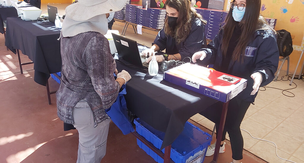 Alumnos de Pica reciben computadoras portátiles