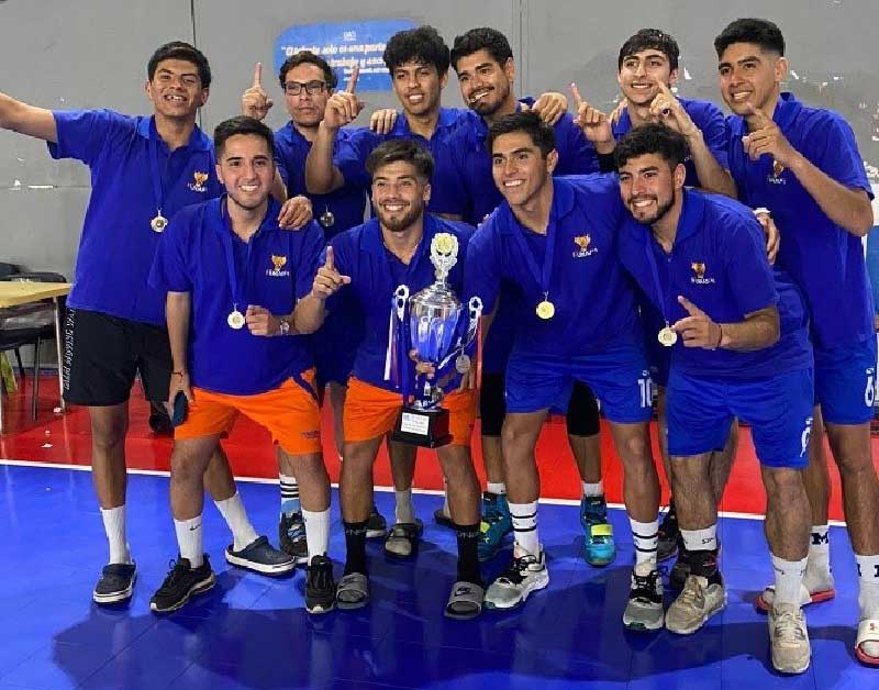 Estudiantes UNAP de Iquique ganan primer lugar en campeonato universitario de vóleibol en Antofagasta